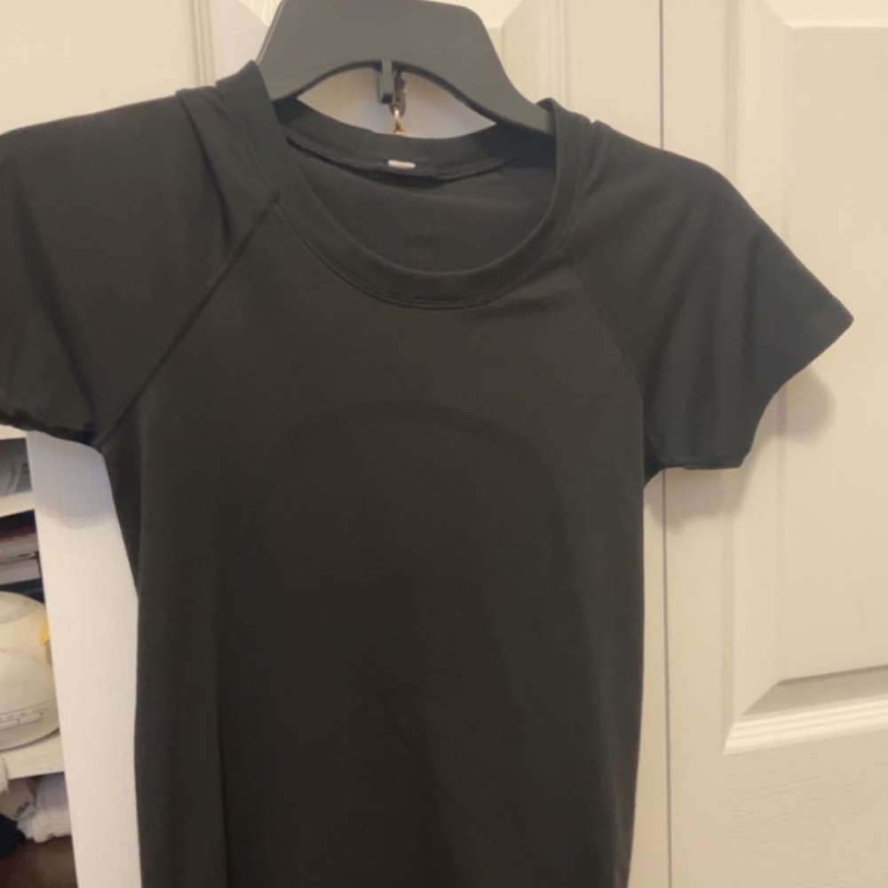 black lululemon swiftly tech tee